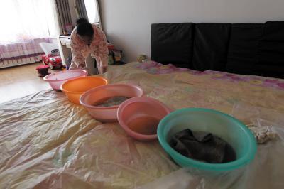孟连楼上漏水，住户失联，小区没物管，业主维权难！律师来支招……